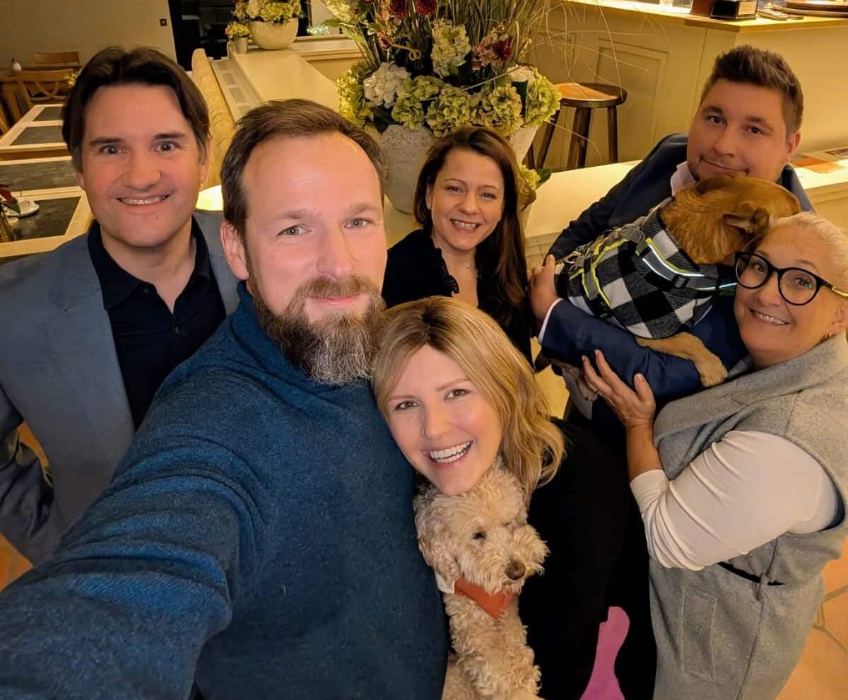 Gruppenbild mit den Paaren der Hochzeitsprofis Akademie